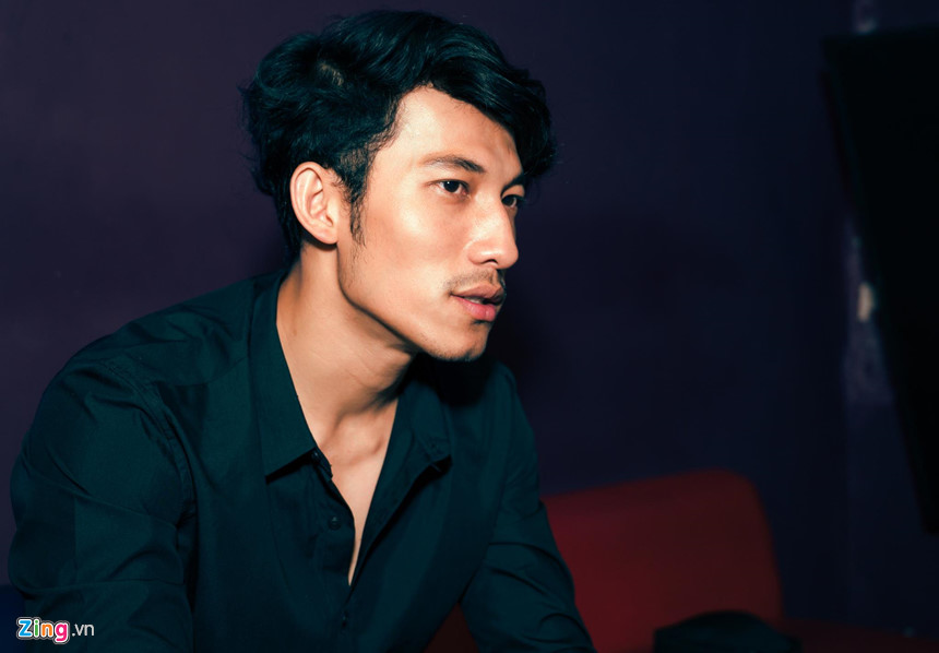 Anh Thy trên sân khấu biểu diễn