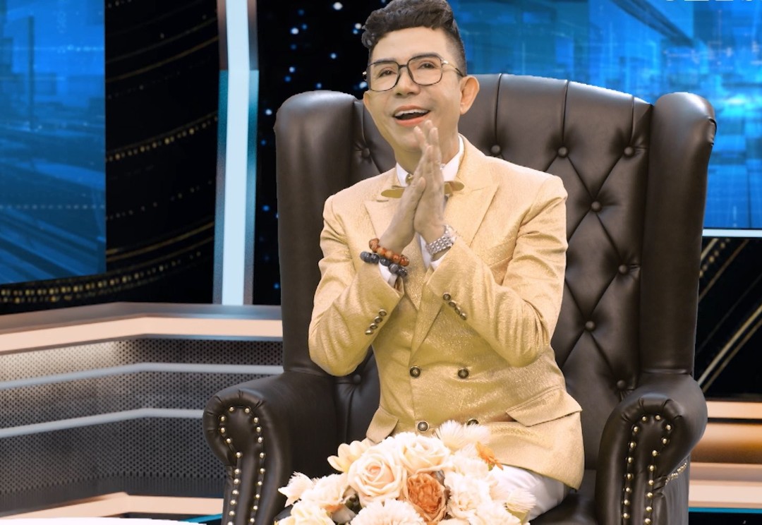 Long Nhật biểu diễn