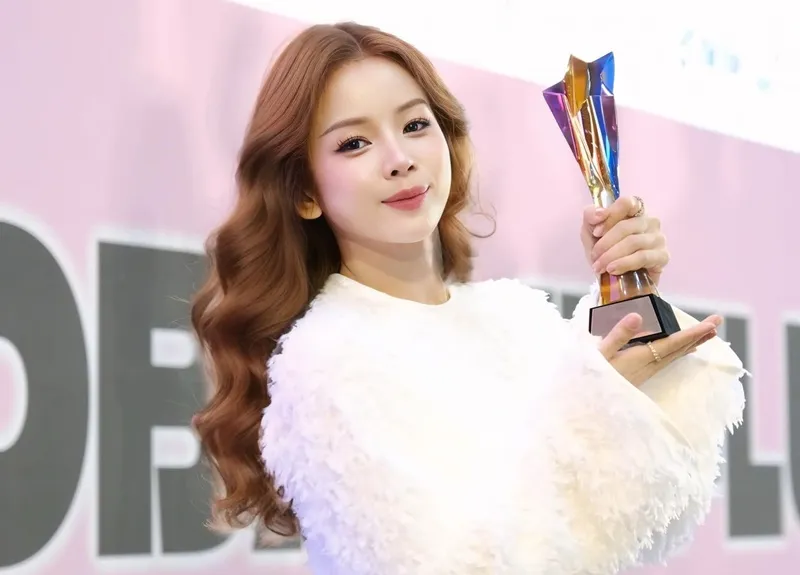 Mie biểu diễn live